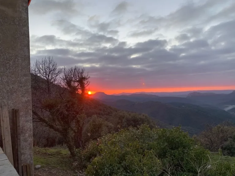 Rando coaching outdoor en marchant couchée du soleil dans les Cevennes