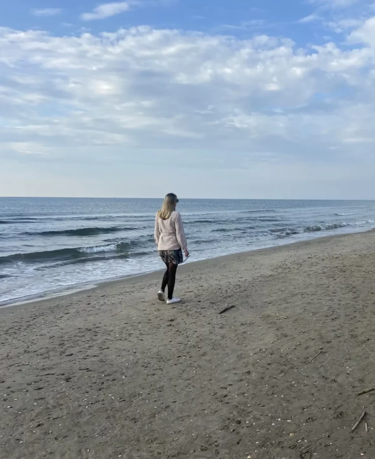 Rando coaching outdoor en marchant esur la plage pour se ressourcer